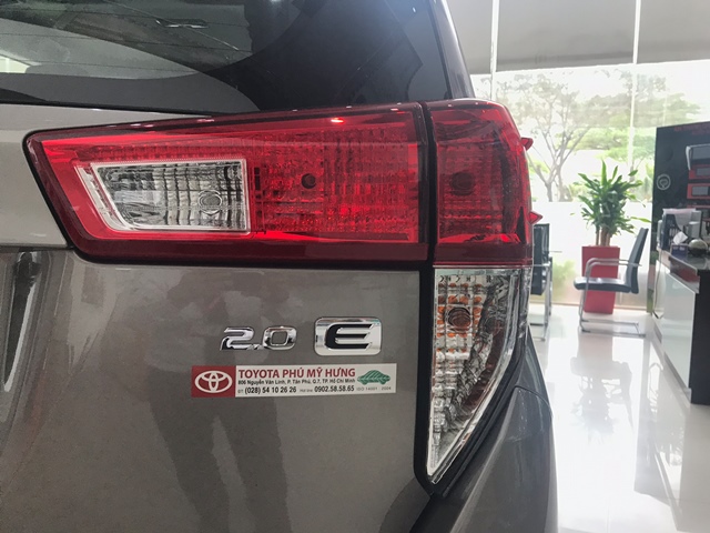 Den-Hau-Xe-Toyota-Innova-20e-2020-Xetot-com