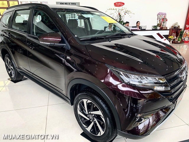 Toyota Rush màu đỏ đậm