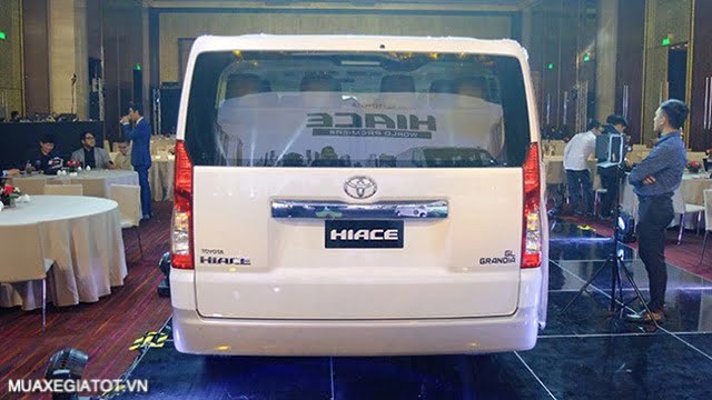 duoi-xe-15-cho-toyota-hiace-2020-2021-muaxegiatot-vn